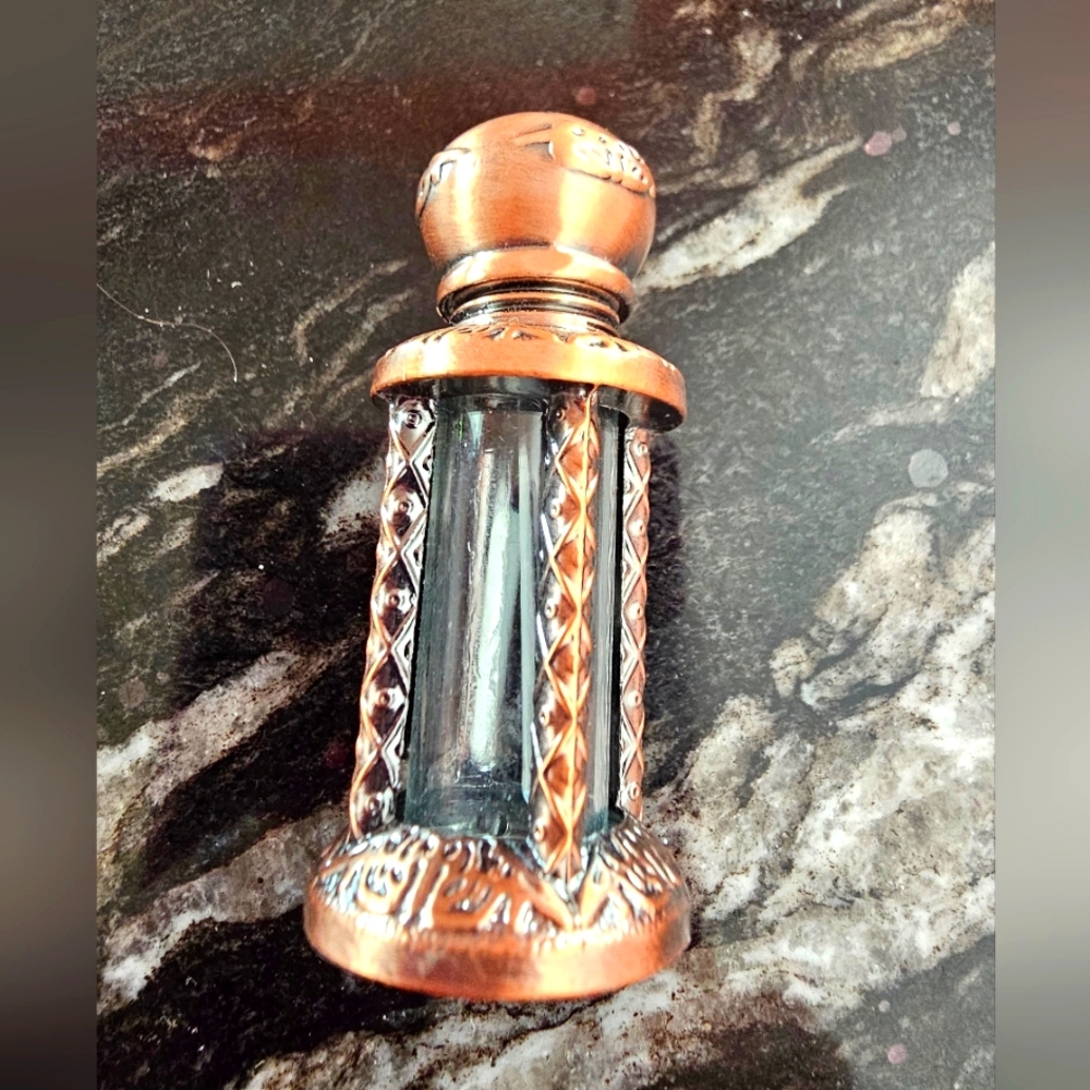 Cute bottle to store perfume. Vintage!